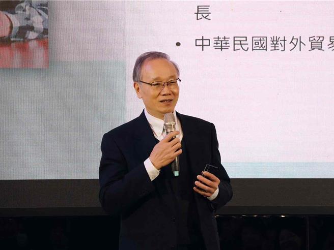 新北市游荣吉教育基金会董事长游仲坚，以玩具大王游荣吉先生为基金会命名，于(16)日在新北市政府举行揭牌仪式。（东海大学提供／李京升台中传真）