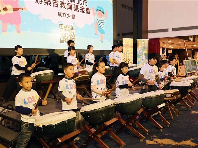 濂洞国小全校学生以神鼓表演为活动揭幕。（东海大学提供／李京升台中传真）