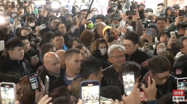辉达创办人黄仁勋访台，16日晚间到逢甲夜市，遭到民眾团团包围。（图／中时新闻网YT）