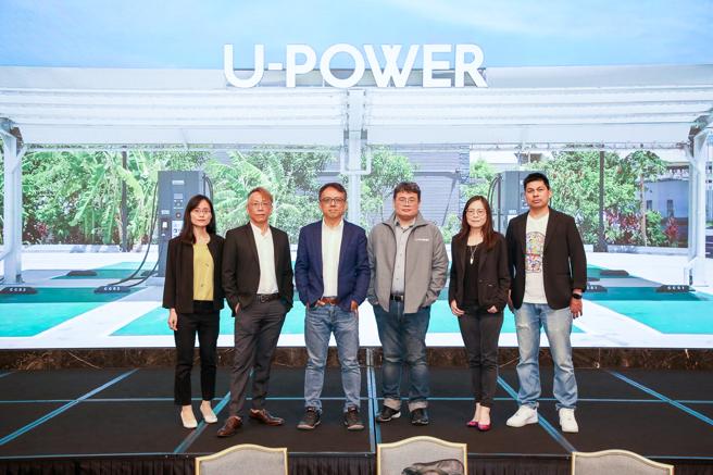 U-POWER旭电驰科研执行长陈鹏旭（左三）宣布启动IPO计划，由福邦证券辅导，预计于2025年底前完成 IPO。（U-POWER旭电驰科研提供）
