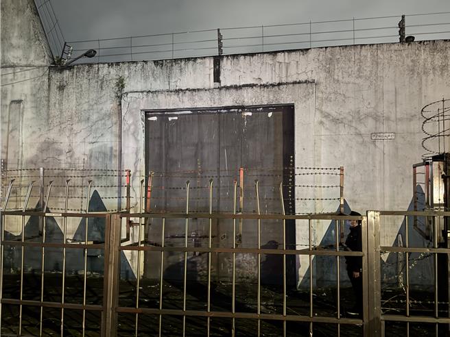 勒死女友母亲并性侵杀害女友的死刑犯黄麟凯，将于今晚在台北监狱刑场枪决伏法，台北看守所稍早也证实目前办理执行死刑中。（柯毓庭摄）