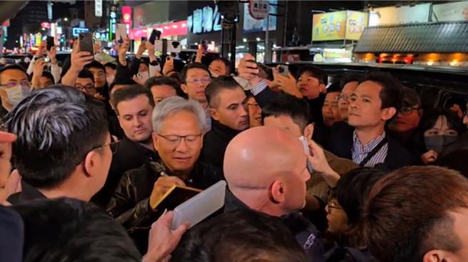 AI晶片领头羊、辉达（NVIDIA）创办人黄仁勋今（16）日晚间到台中逢甲逛夜市，群眾将现场挤得水泄不通。（林欣仪摄）