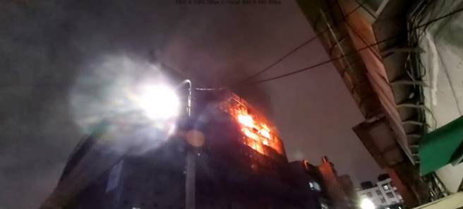 南港区成福路的新建工地晚间发生火警，消防队到达出水灌救。（翻摄画面）
