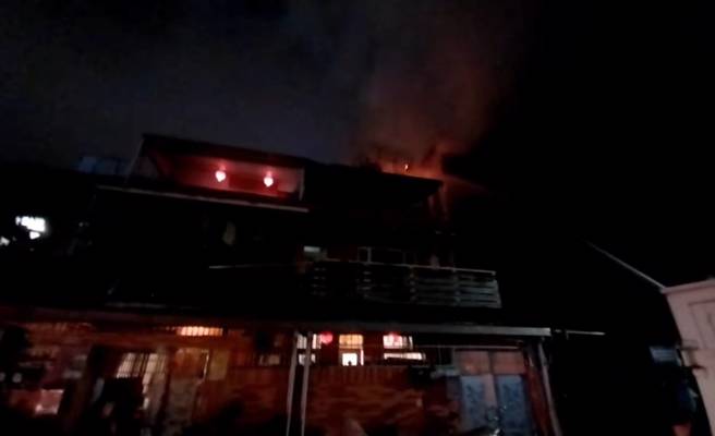 南港区成福路的新建工地晚间发生火警，消防队到达出水灌救。（翻摄画面）