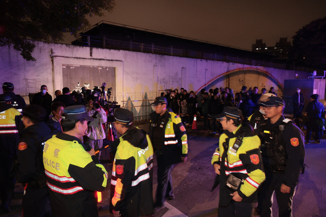 死刑犯黄麟凯2013年杀死女友、女友母亲，事后被依性侵杀人、杀人罪判处死刑。法务部16日签准执行，晚间台北看守所外有民间司法改革基金会等团体举牌大喊「请执行检察官建请法务部审核」、 「停止死刑！黄麟凯可以提非常上诉」、 「请执行检察官枪下留人」，警方则是在现场戒备防止意外发生。（郭吉铨摄）