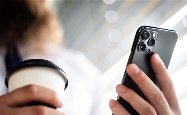 网路普及之下，大陆多地发布针对中小学生的校园手机禁令，反酿出一波「藏手机神器」商机在网路销售。（shutterstock）