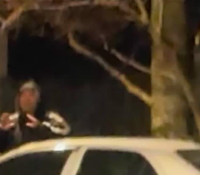 死刑犯黃麟凱今（16）日晚間執行槍決，民間司法改革基金會到台北看守所外圍舉牌要求「槍下留人」，被民眾隔空互嗆「幹話不用再喊了啦，等你家人被姦殺再來講這些話啦」。（柯毓庭攝）