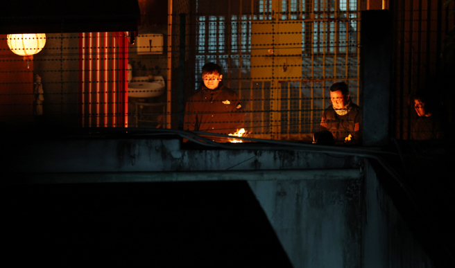 男子黄麟凯2013年在军中服役时，因不满王姓女友分手，竟潜入住处勒死她母亲后再奸杀，最高法院2017年死刑定谳，黄麟凯在狱中虽委由律师声请释宪，16日法务部长郑铭谦已签准执行死刑执行命令。执行死刑后，狱警在刑场外烧纸钱。（黄世麒摄）