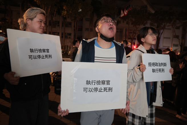 死刑犯黄麟凯2013年杀死女友、女友母亲，事后被依性侵杀人、杀人罪判处死刑。法务部16日签准执行，晚间台北看守所外有民间司法改革基金会等团体举牌大喊「请执行检察官建请法务部审核」、 「停止死刑！黄麟凯可以提非常上诉」、 「请执行检察官枪下留人」（郭吉铨摄）