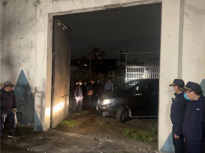 稍早死刑犯黄麟凯死刑已执行完毕，黄麟凯遗体晚间10时35分许被送出刑场，移送板桥殡仪馆。（柯毓庭摄）