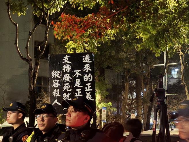 结束后还有挺死刑的民眾到场高举「迟来的正义不是正义，支持废死就是纵容杀人」、「杀人现行犯、速审速枪决，乱世用重典、杀人需偿命」的牌子。（柯毓庭摄）