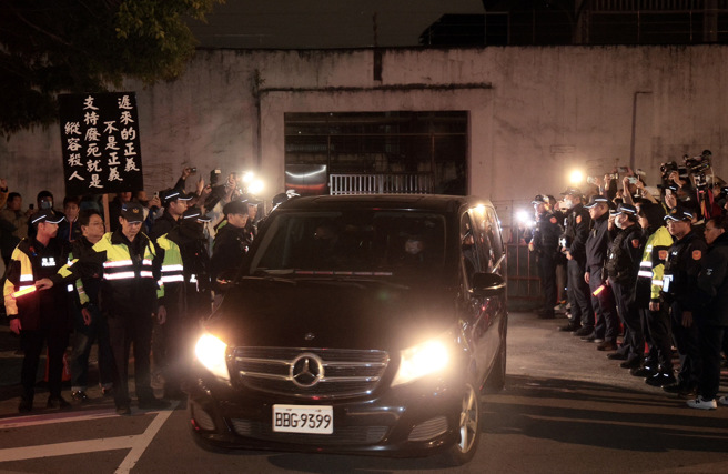 32岁的死刑犯黄麟凯2013年杀死女友、女友母亲，事后被依性侵杀人、杀人罪判处死刑；法务部16日签准执行，晚间执行枪决后，大体运出台北看守所；有民眾在现场举起「迟来的正义不是正义 支持废死就是纵容杀人」等标语表达诉求。（郭吉铨摄）