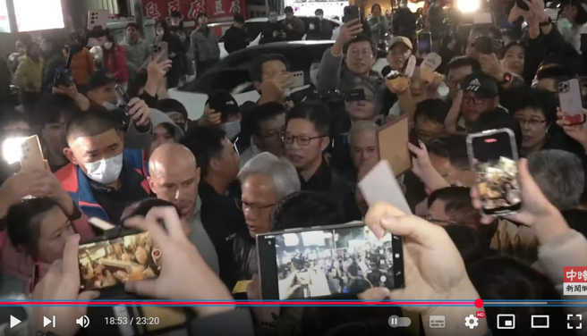 黄仁勋花了40分钟只前进100公尺，最终放弃无奈掉头，在随扈保护下上车离去，途中还被媒体捕捉到撇嘴表情。(图／中时新闻网直播)