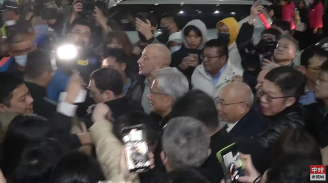 輝達創辦人黃仁勳（中）今晚現身台中逢甲夜市，但由於現場人潮擁擠動線受阻，不得不中斷行程離開。（圖／翻攝中時新聞網直播）