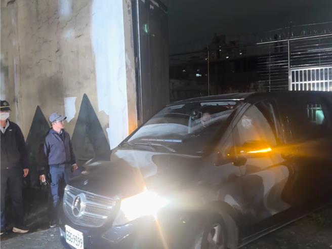 黃麟凱死刑晚間10時02分死刑執行完畢，遺體晚間10時35分許被送出刑場，移送板橋殯儀館。（柯毓庭攝）