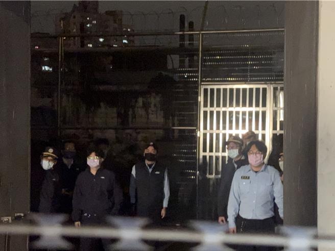 台北看守所監所管理員與臺灣高檢署法警一同執行死刑，依照程序提供黃麟凱雞腿、高粱、香菸等「最後一餐」後，晚間10時02分送他上路，10時23分法醫上前確認黃麟凱已經死亡，死刑執行完畢，現場管理員也燃燒紙錢。（柯毓庭攝）