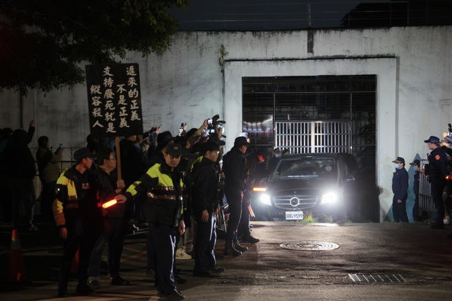 32岁的死刑犯黄麟凯2013年杀死女友、女友母亲，事后被依性侵杀人、杀人罪判处死刑；法务部16日签准执行，晚间执行枪决后，大体运出台北看守所；有民眾在现场举起「迟来的正义不是正义 支持废死就是纵容杀人」等标语表达诉求。（郭吉铨摄）