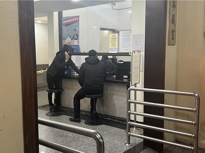 死刑犯黄麟凯遗体晚间运抵新北市立殡仪馆，家属并未现身。（王扬杰摄）