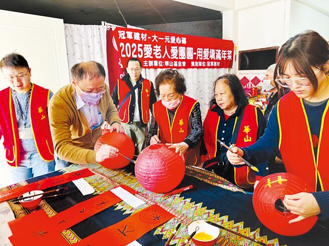 冠軍建材攜手華山基金會竹南站提前送暖，志工揮毫春聯、書寫祝福燈籠，傳遞圓滿吉祥，讓阿嬤感受到滿滿的關愛。圖／冠軍建材提供