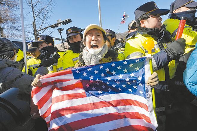 韩国总统尹锡悦最终命运，恐是由下周就职美国总统的川普决定。图为尹锡悦的支持者15日在尹接受讯问的公调处总部附近抗议。（美联社）