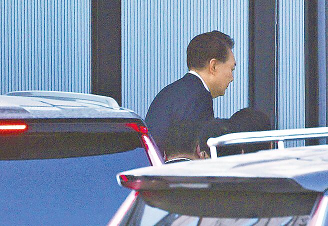 韩国总统尹锡悦被逮捕后，抵达韩国公调处接受调查。（美联社）