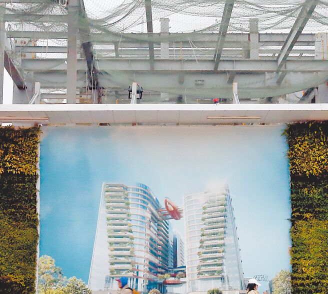 台北市副市长李四川15日强调，若鼎越3个月内未主动申请变更建照，北市府会强制撤销20％容积奖励，图为停工中的京华广场。（范扬光摄）