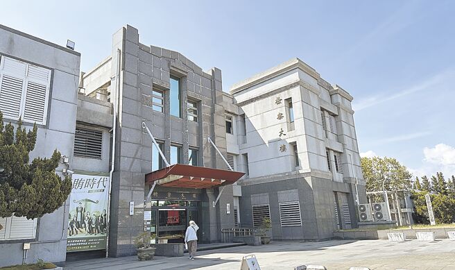 花莲县某国小林姓男代课老师去年8月至9月间，陆续躲在校内厕所内以手机偷拍29位女童如厕影像55次，花莲地检署15日全案侦查终结，除依法提起公诉，并建请法官从重量刑。图为地检署。（罗亦晽摄）