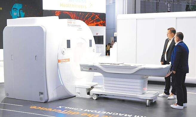 歐盟委員會14日指責大陸在公共採購招標中嚴重歧視歐盟醫療器械生產商，準備採取果斷措施捍衛平等競爭條件。圖為第七屆進博會，西門子醫療展示近20款創新醫療科技和解決方案。（中新社）