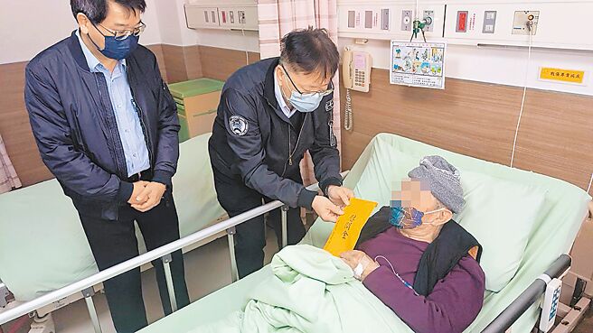 高龄94岁的台南市民林修五（右）滑倒送医治疗，社会局长卢禹璁（中）15日前往医院慰问。（家属提供／洪荣志台南传真）