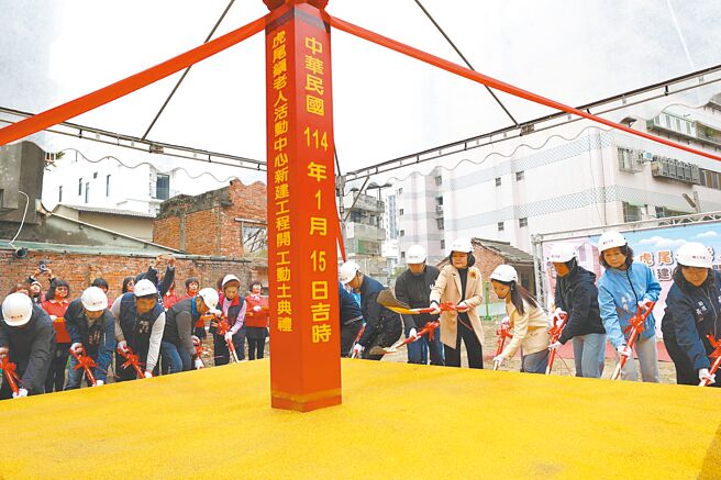 雲林縣虎尾鎮興建「老人活動中心」，15日舉行動土典禮。（張朝欣攝）