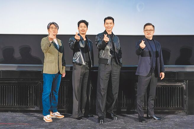 導演禹民鎬（左起）、朴勳、玄彬、製作人金元國15日來台宣傳《哈爾濱》。（網銀國際影視提供）