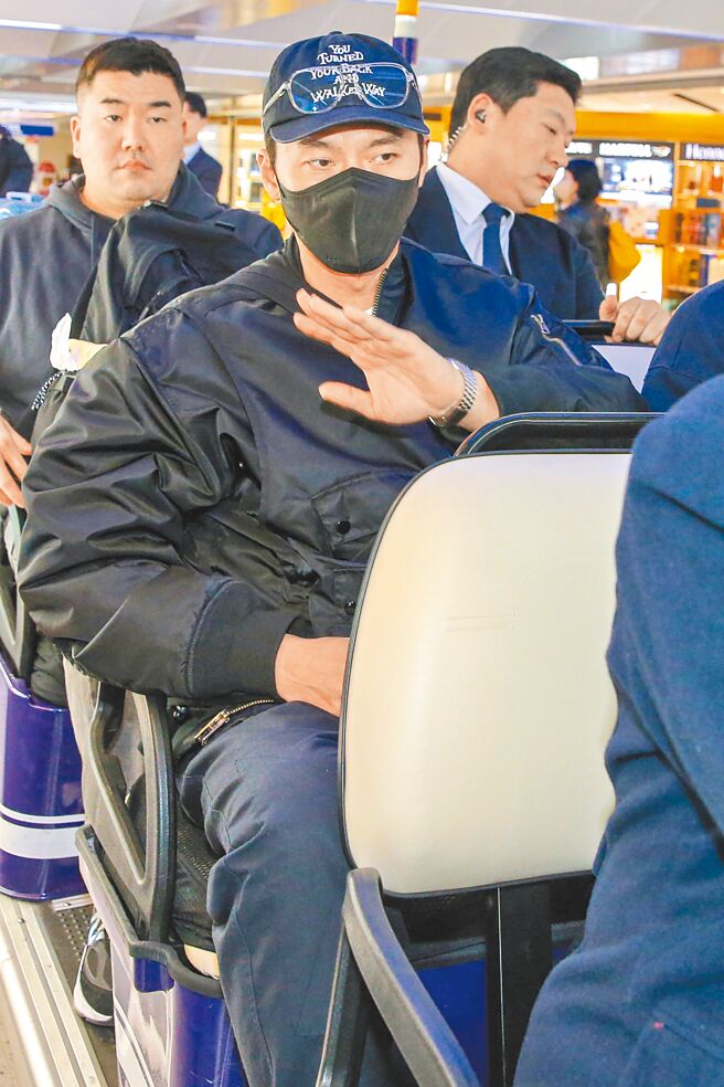 玄彬15日抵台時，雖因班機較早看起來還沒睡飽，仍不忘揮手致意。（陳麒全攝）