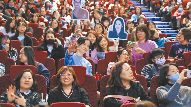 粉絲舉著孫藝真的牌子，希望能吸引玄彬的注意。（羅永銘攝）