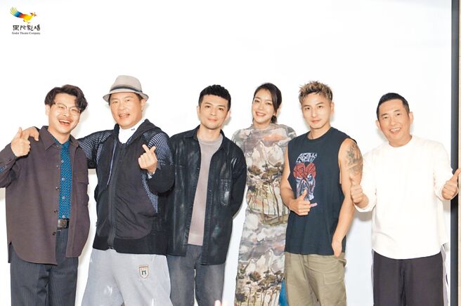 苏昱玮导演（左起）、曾国城、沈威年、李霈瑜、杨奇煜、屈中恒14日出席果陀剧场尾牙。（果陀剧场提供）