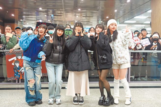 Phantom Siita成員HISUI（左起）、MOKA、RINKA、MONA、MIU於15日抵台與粉絲合影。（寬宏提供）