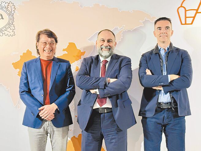 Poltrona Frau Taiwan总经理Soonber（左起）、Poltrona Frau CEO Nicola Coropulis、Poltrona Frau亚太区副总裁Federico Muzio宣布「Poltrona Frau 2025亚太区国际设计大赛」启动。（古明弘摄）