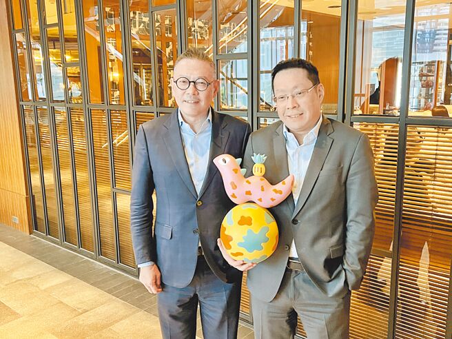 新光三越总经理吴昕阳（左起）与执行副总吴昕昌，要将新光三越持续打造为最信赖的生态圈。（吴奕萱摄）