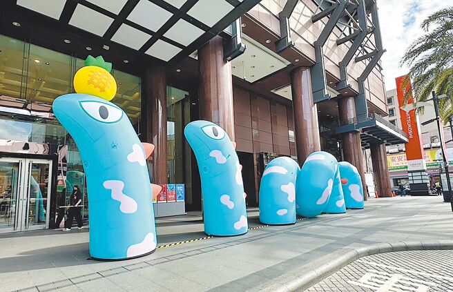 新光三越持续创造体验，今年携手艺术家徐至宏打造「蛇来蛇趣」空间艺术展。（新光三越提供）