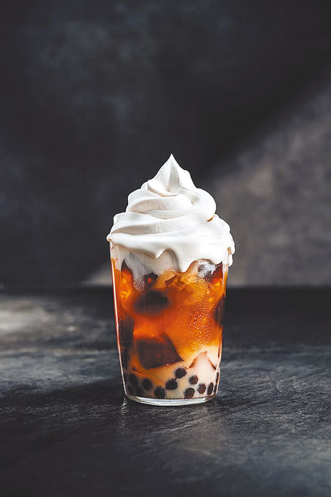 「摇滚拿铁」可从丝滑霜缇中品出茶香，还有咀嚼控最爱的丰富配料，单杯售价180元。（BLIKE提供）