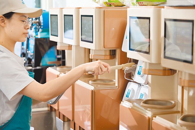 「白浪春禾」为全台首间採用「杯杯现萃速冷萃茶机」的茶饮品牌，速冷式萃茶机杯杯现萃，现点现泡，平均一杯茶只需60秒。（白浪春禾提供）