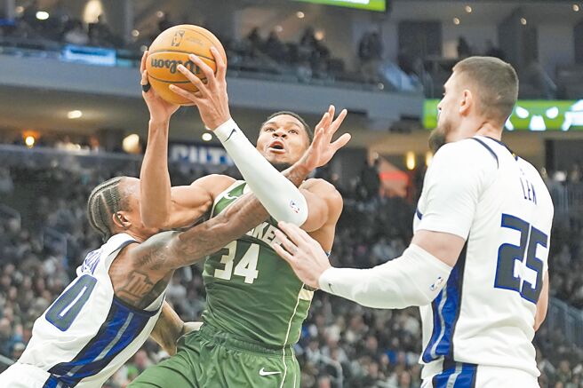 公鹿「字母哥」阿提托康波（中）在国王禁区内撒野。（美联社）