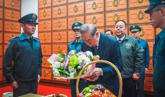 李棟樑慰問五指山駐軍 緬懷英烈將士