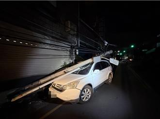 苗栗男開車撞斷電線桿 又是酒駕釀禍慘了