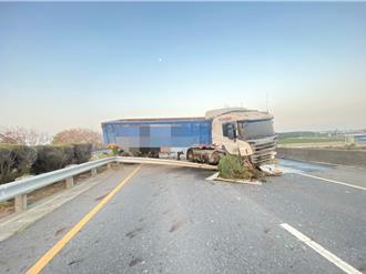命大！台78線砂石車撞穿分隔島衝對向  幸無車輛經過