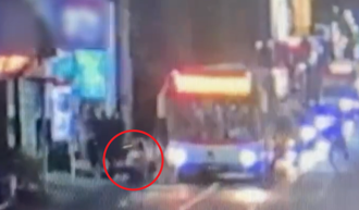 陈国华儿子下公车被撞飞惊悚画面曝！警已掌握肇逃骑士身分