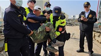 屏東縣府拆違建爆紛爭 東港安泰醫院包商被警方抬走