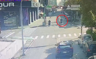 男騎機車蛇行攔檢不停 連闖14個紅燈 遭撞飛送醫不治