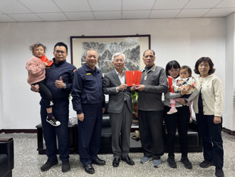 春節前夕慰問土城殉職所長劉宗鑫遺族  張榮興感謝警眷無私付出與支持    