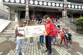 實踐真善美 台東嘉蘭國小環保義賣送暖華山孤老