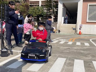 台南善化幼童參訪警分局 「開汽車」過關領取小駕照